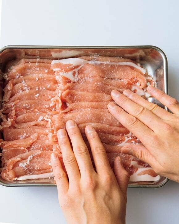 豚肉に塩をふる