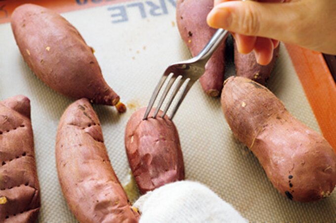 フォークまたは竹串でサツマイモ全体に穴をあける