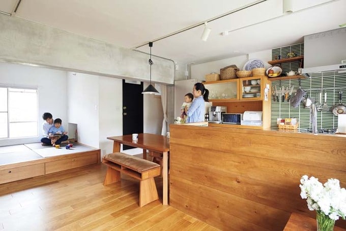 子どもの遊び場にも家族の寝室にもなる小上がりの和室
