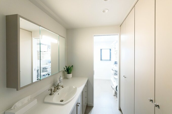 奥がランドリールーム、手前が洗面室