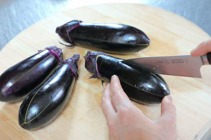 ナスを切る様子