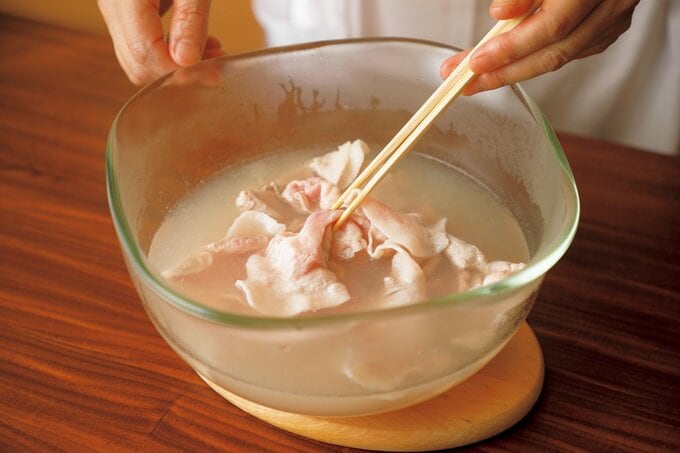 豚肉をお湯にくぐらせている様子