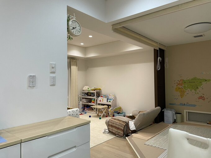 ダイニングからリビングを見る