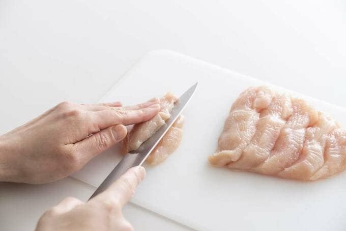 鶏肉を切る様子