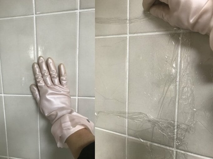 ゴム手袋で壁を触る