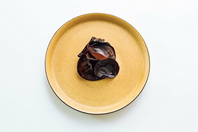 皿に盛られたゆでキクラゲ