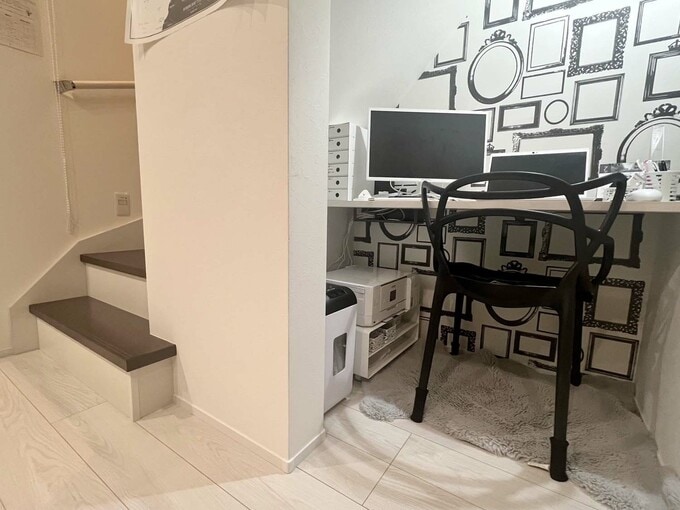 ラグを敷いた書斎コーナー