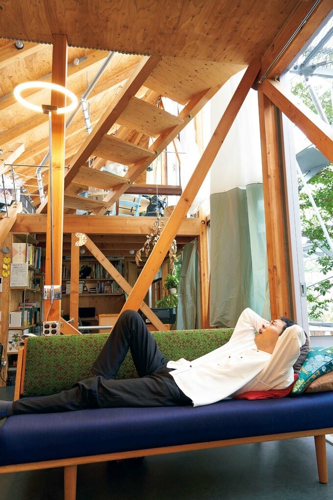 ソファに寝そべるアンガールズの田中さん