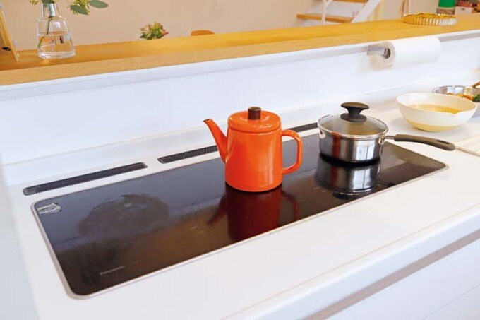 熱源が3つ横並びになったIH調理器