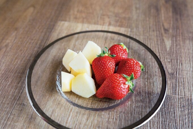 お皿にイチゴとリンゴ