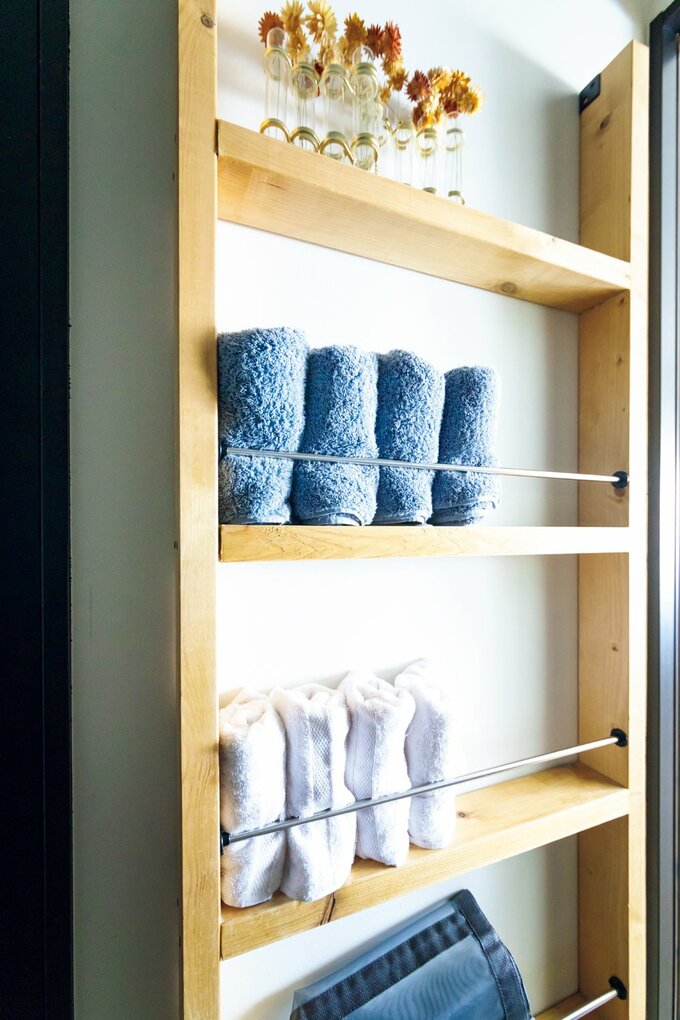 タオルなどを収納するための棚をDIYで設置