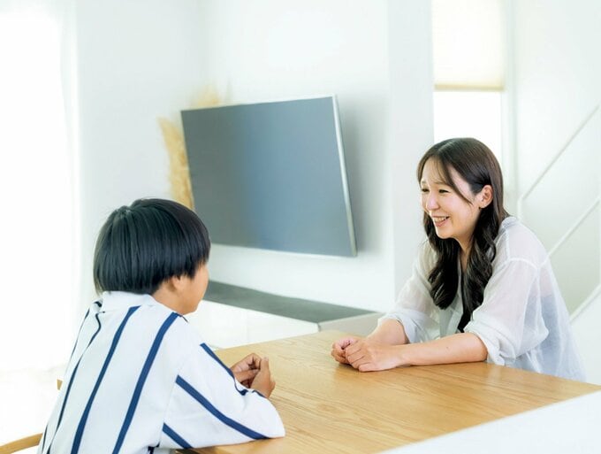 女性が子どもとダイニングテーブルで向き合う様子