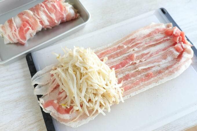 お肉の上にエノキとモヤシ