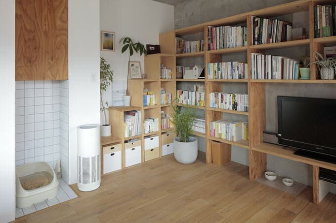 キャットウォークを兼ねる本棚