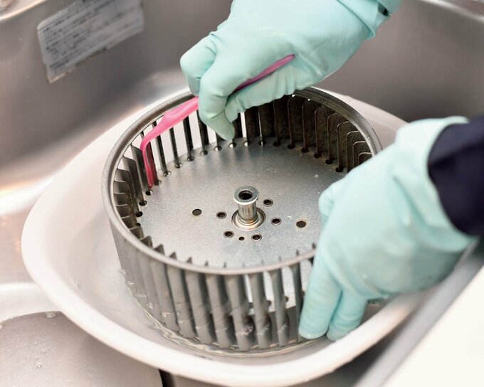 シロッコファンを歯ブラシで洗う