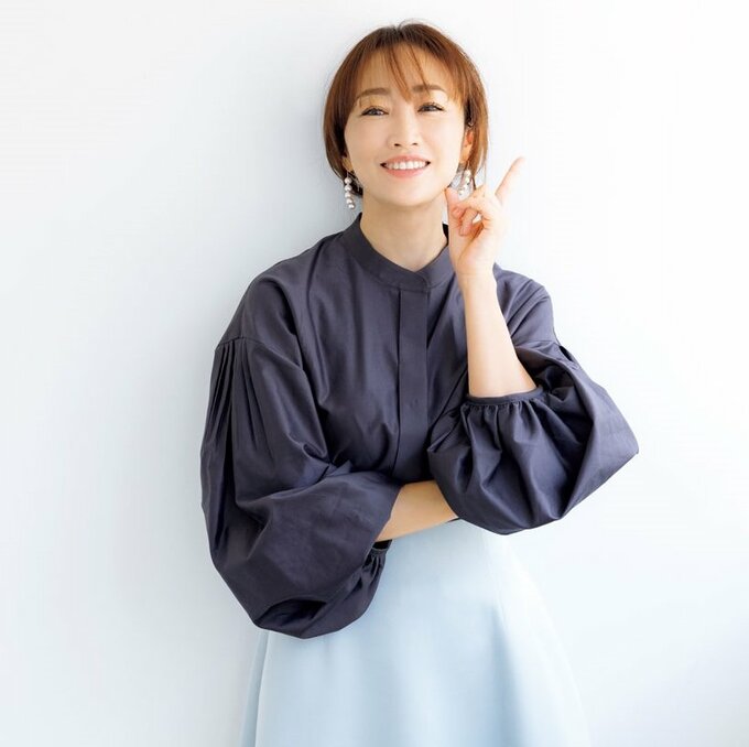 水色スカート女性