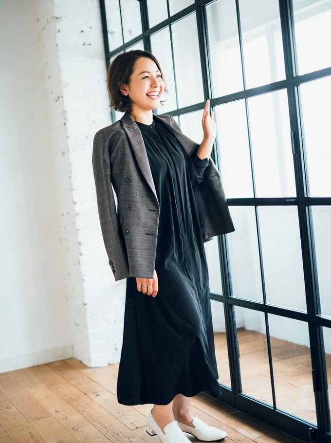 黒のワンピース女性