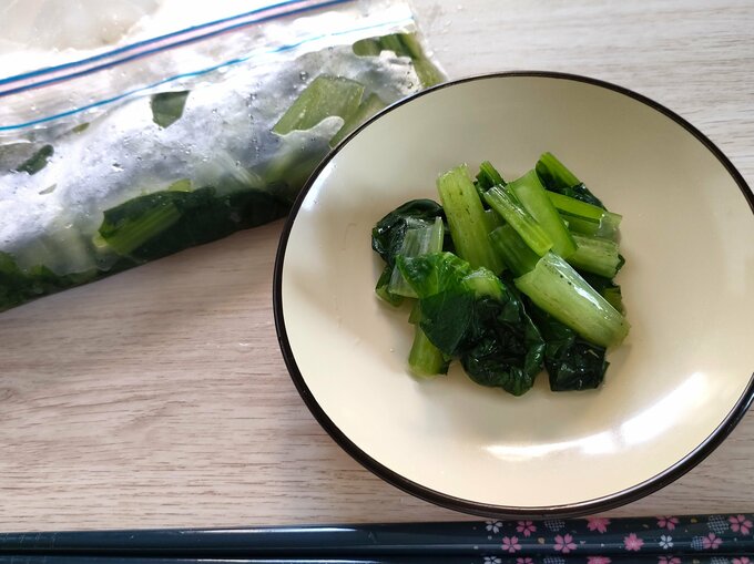 チャックつきポリ袋に入れて冷凍後、白だしをいれて解凍したコマツナ