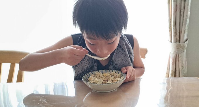 高菜チャーハンを食べる息子