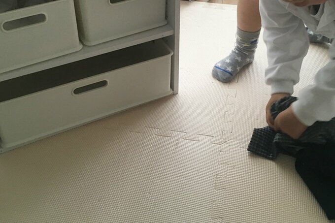 制服をたたんで収納する様子