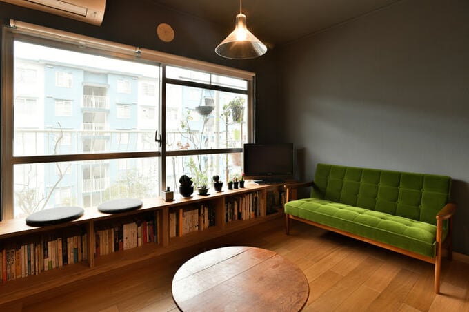 ベンチにもなる本棚のあるリビング