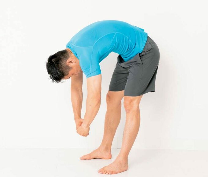 手が下に引っ張られるように体を前に倒す