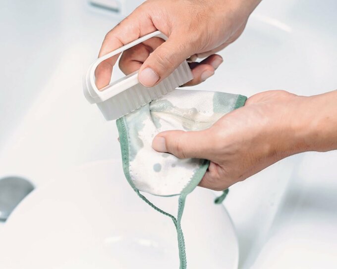 布マスクブラシでたたく