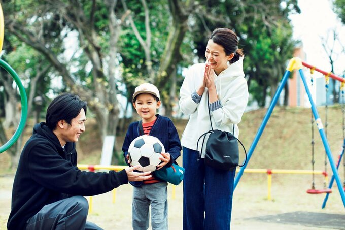 公園に男性と女性と子ども