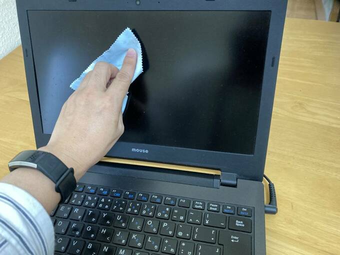 パソコンを拭く様子