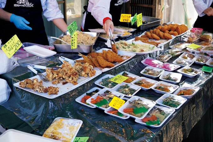 青森の朝市では煮干しやおかずを買って、地元の雰囲気も満喫