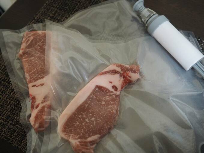 真空フリーザーバッグとポンプとお肉