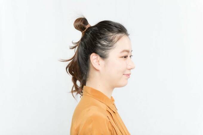 毛束を折り込むようにしてゴムで結ぶ右向き