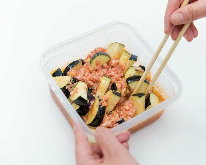 箸でまぜる様子