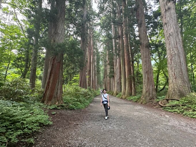 森林の中にいる中道さん
