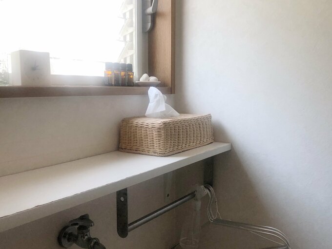 棚の下に取りつけたビスどめのポール