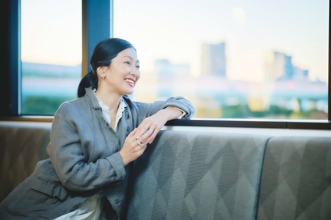 外を見る鶴田さん