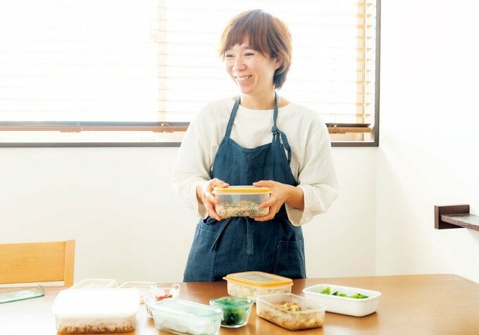 お弁当を持つ女性