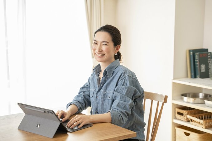 キーボードを打つ女性