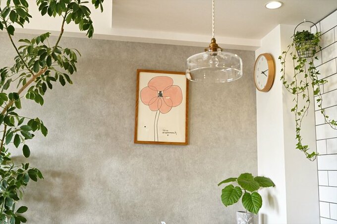 シンプルな内装に映えるお気に入りのアート