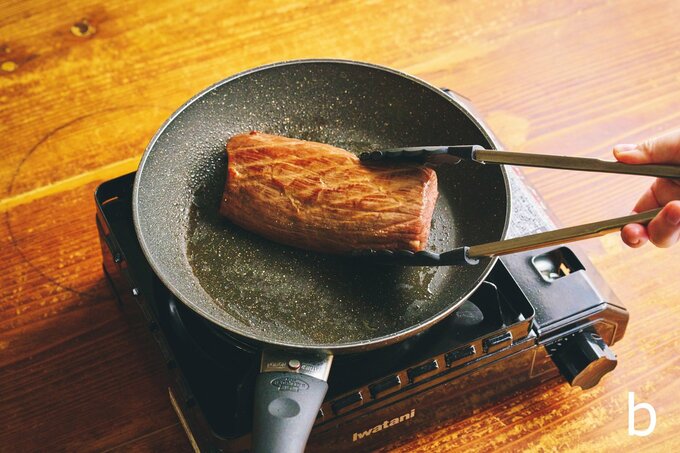 フライパンで肉の表面を焼く様子