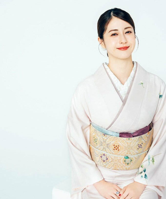 座っている松本若菜さん