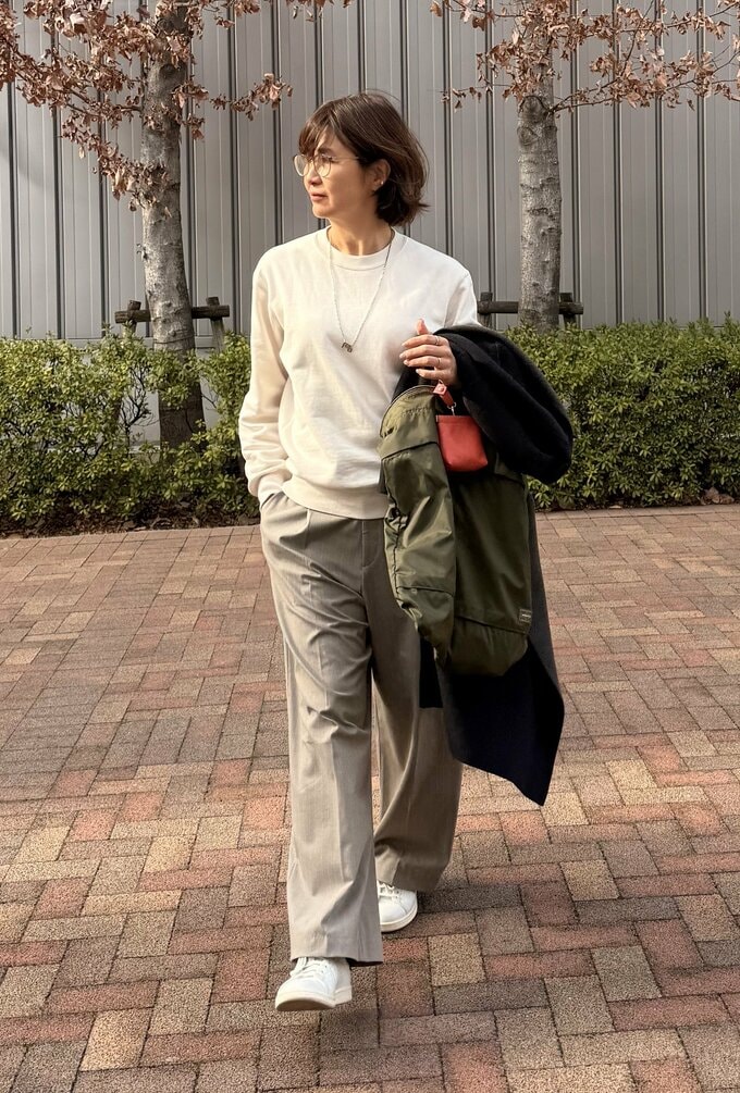 ライトグレーのパンツを使ったコーディネート