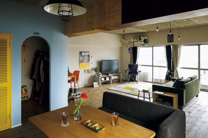 リビングダイニングの一角にウォークインクロゼットを設けて、まとめて衣類を収納