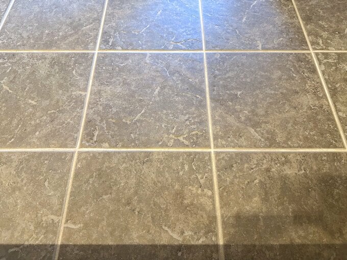 濃いグレーの石目調タイル