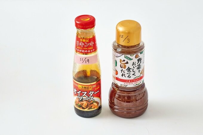 日付が書かれているオイスターソースとドレッシング