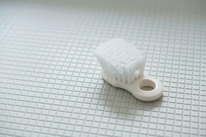 タイルの上にゴムつきブラシ