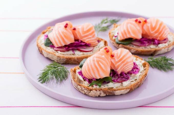 ワインのおともに！　ノルウェーサーモンのタルティーヌ