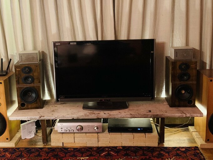 DIYしたテレビボードを置いたリビング
