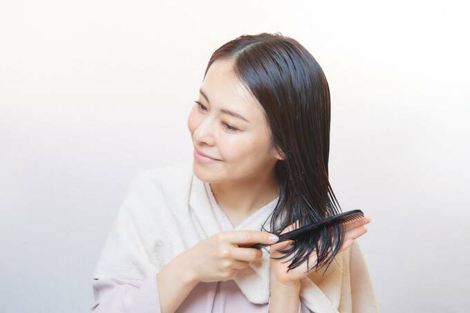 毛先をコームでとかす