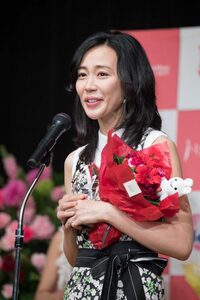 あいさつする様子